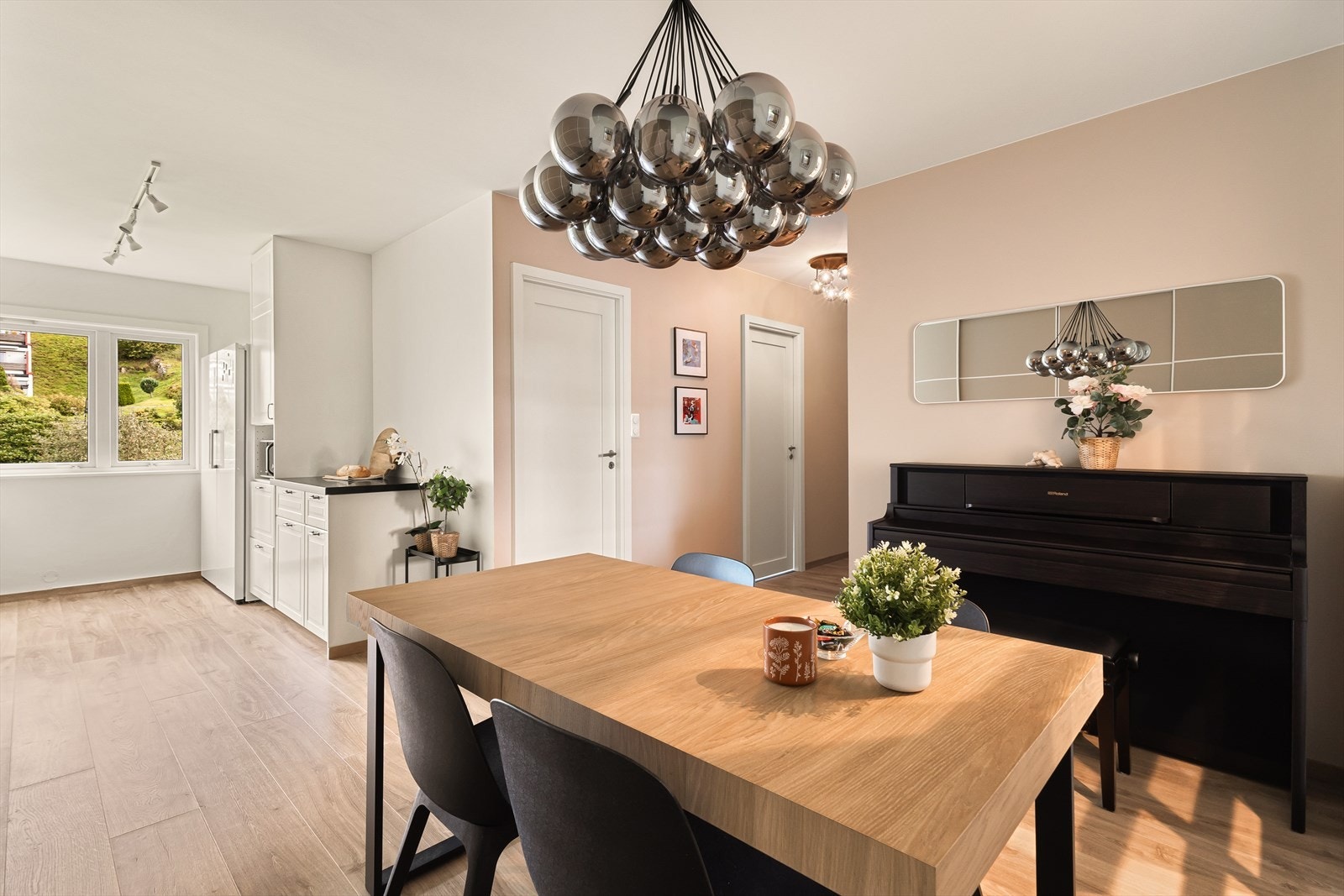 På kjøkkenet er det plass til spisegruppe Galleribilde