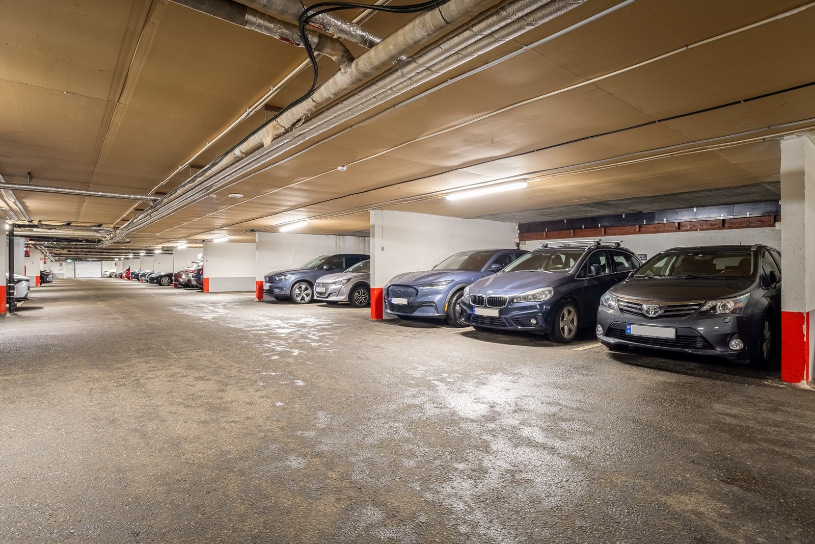 Fast parkeringsplass i felles garasjeanlegg Galleribilde