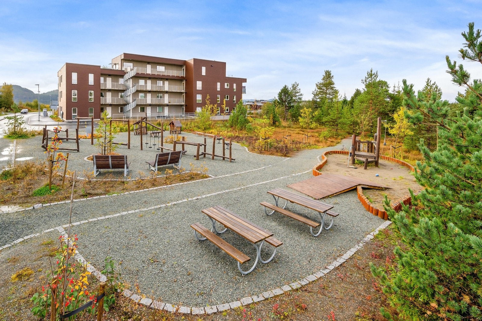 Det er flere lekeplasser og grøntområder like i nærheten. Galleribilde