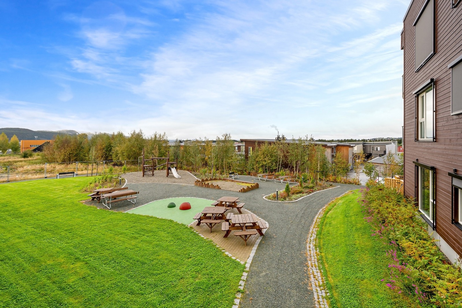 Med meget kort vei til kollektivtrafikk og tilbudene på Tiller, har du alt du trenger like i nærheten. Galleribilde