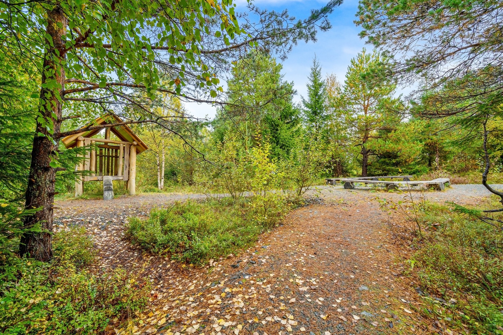 Hårstad Mindes Veg ligger i et nyetablert boligfelt på Tiller med Tillermarka som nærmeste nabo. Galleribilde