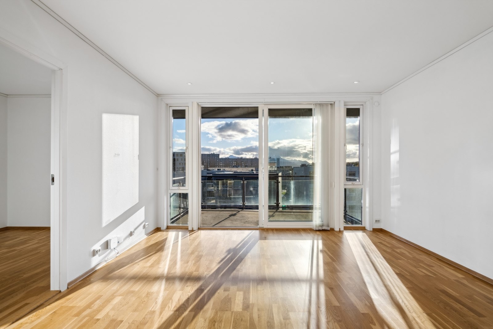 Leiligheten har gjennomgående lys fra begge sider og oppleves luftig og lys uten innsyn. Galleribilde