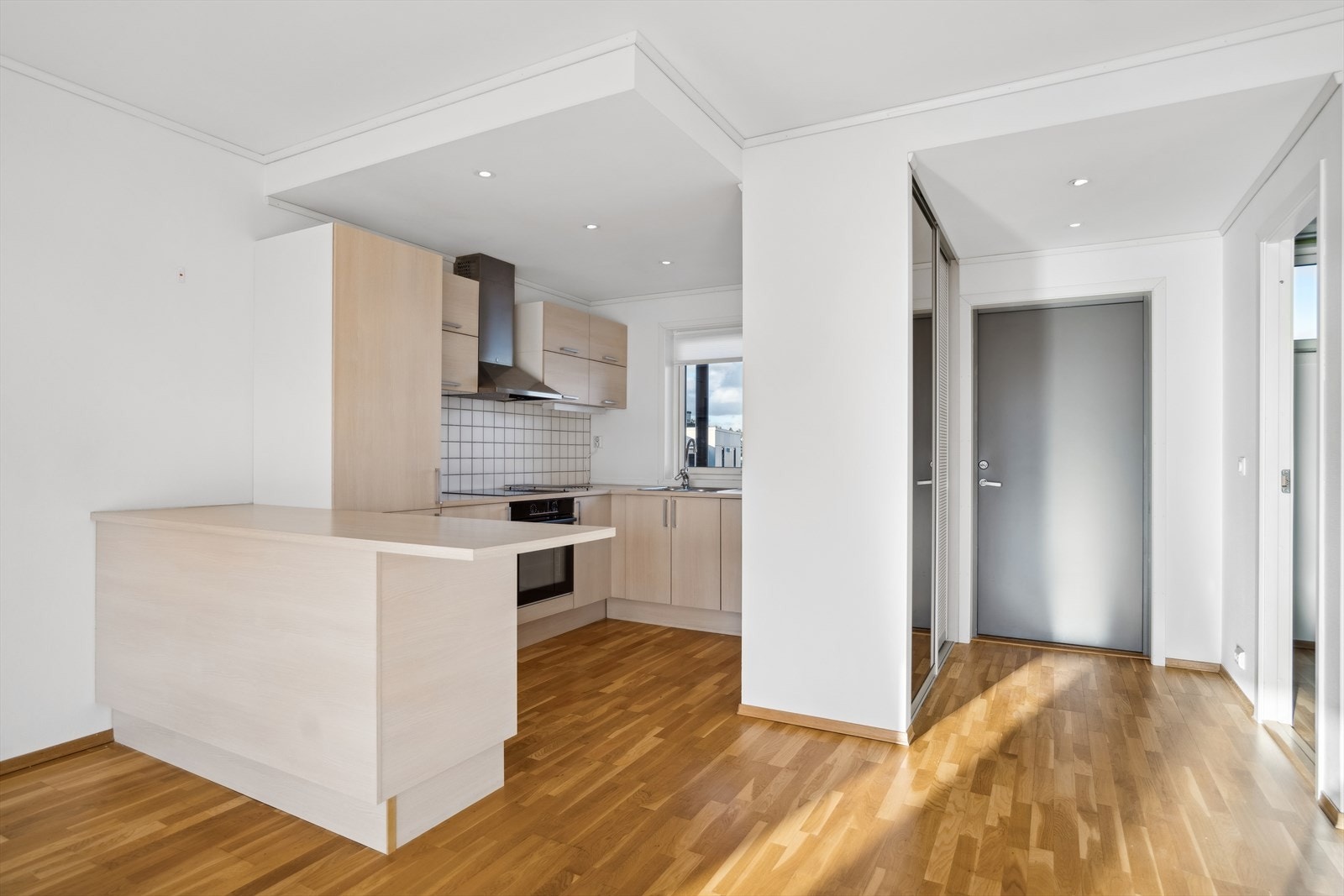 Kjøkkenet har godt med oppbevaringsplass i over- og underskap. Medfølgende integrerte hvitevarer som komfyr, koketopp, oppvaskmaskin og kjøl/frys. Galleribilde