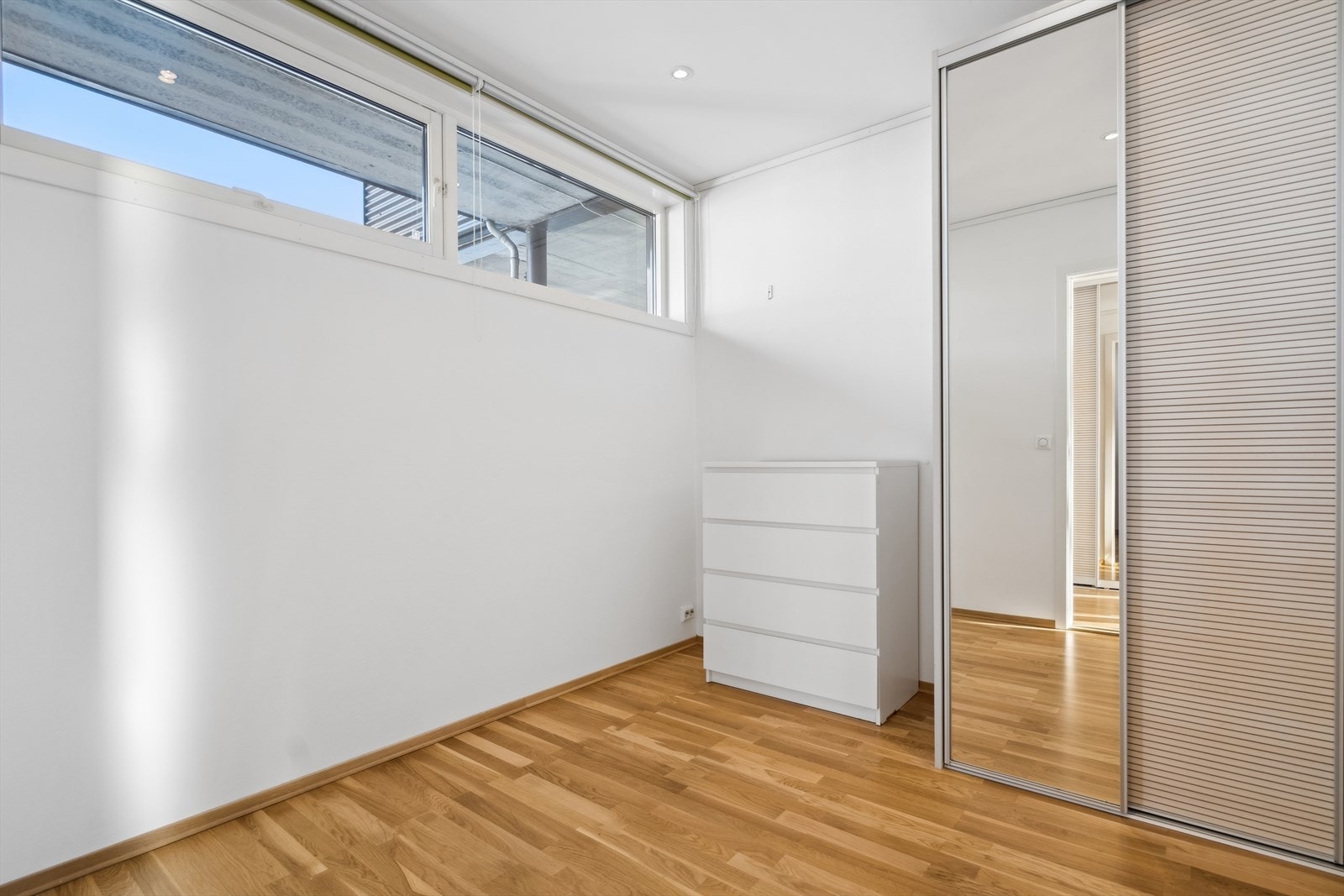 Soverom med medfølgende garderobeskap. Galleribilde