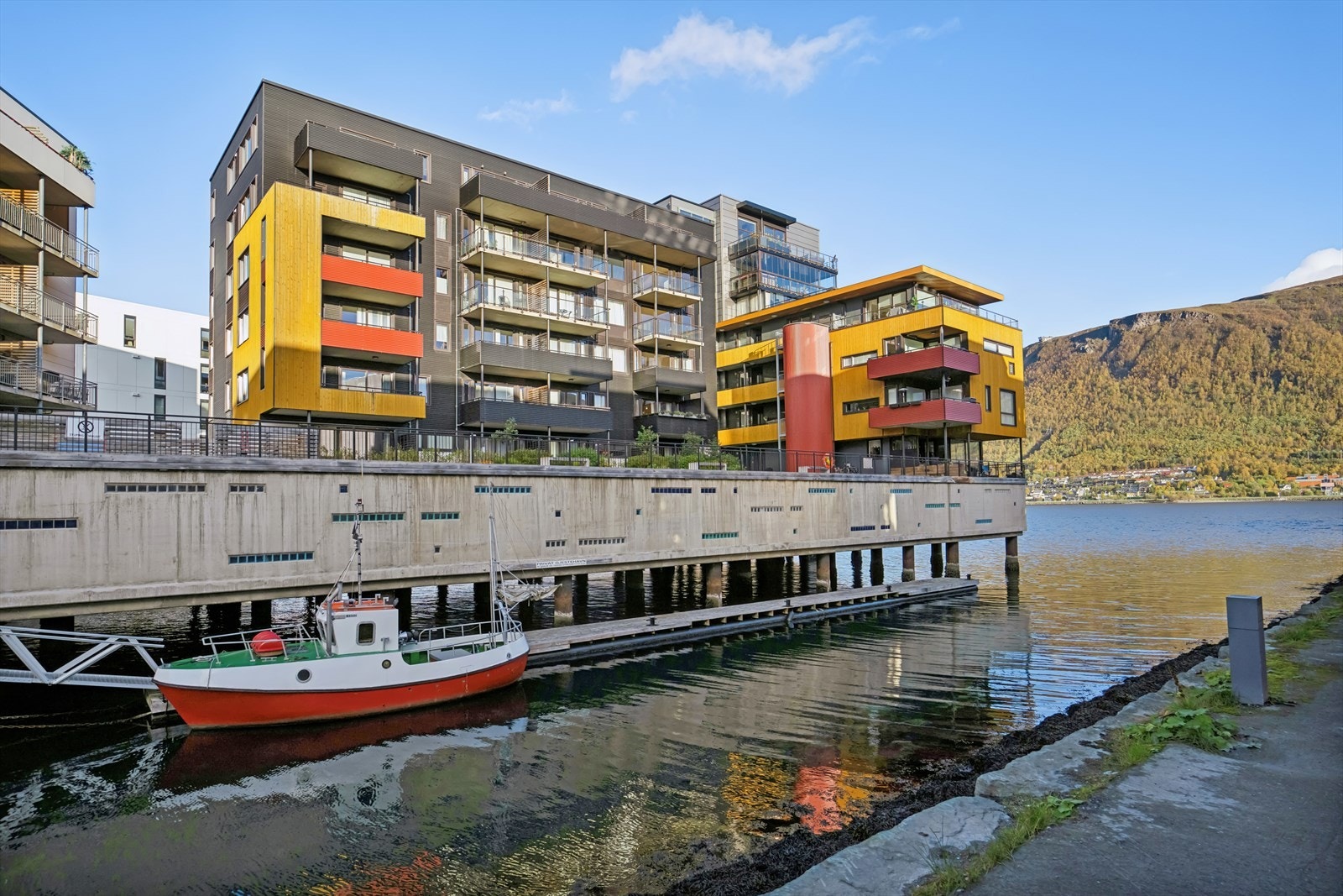 Leiligheten har en attraktiiv beliggenhet i nærheten av sentrum, noe som gir enkel tilgang til byens fasiliteter og tjenester. Galleribilde