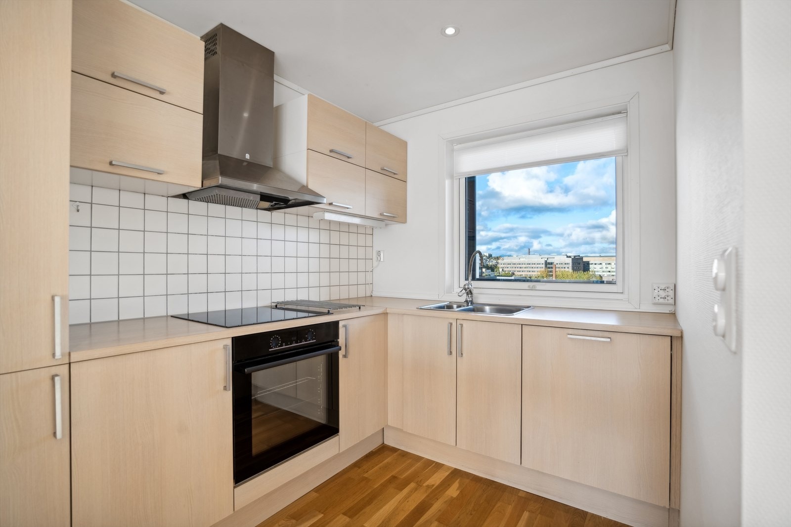 Kjøkkenet har har slette fronter i lys utførelse. Galleribilde