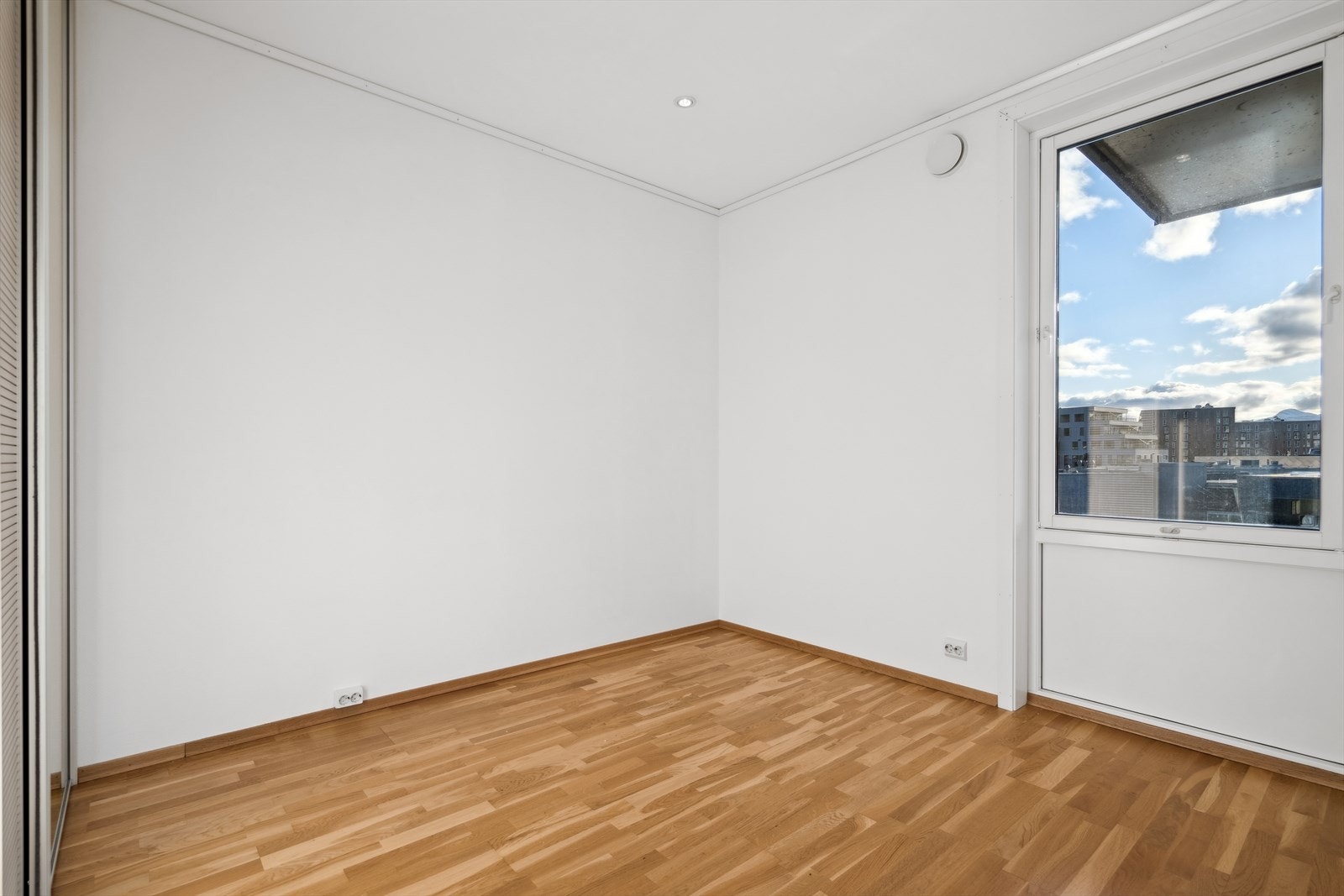 Leiligheten har to soverom og stor innvendig bod/walk in garderobe. Galleribilde