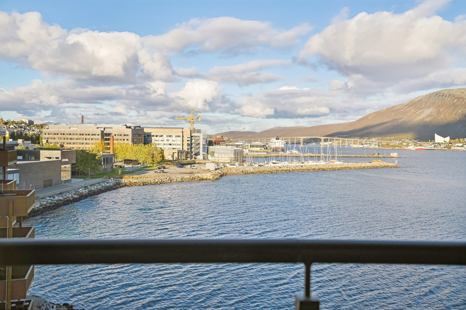 Utsikt fra inngangsparti. Galleribilde