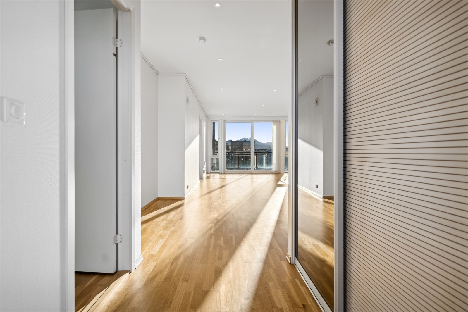 Dette er en fin leiligheten beliggende i sjette etasje i bygg fra 2007. I entreen er det medfølgende skyvedørsgarderobe. Galleribilde