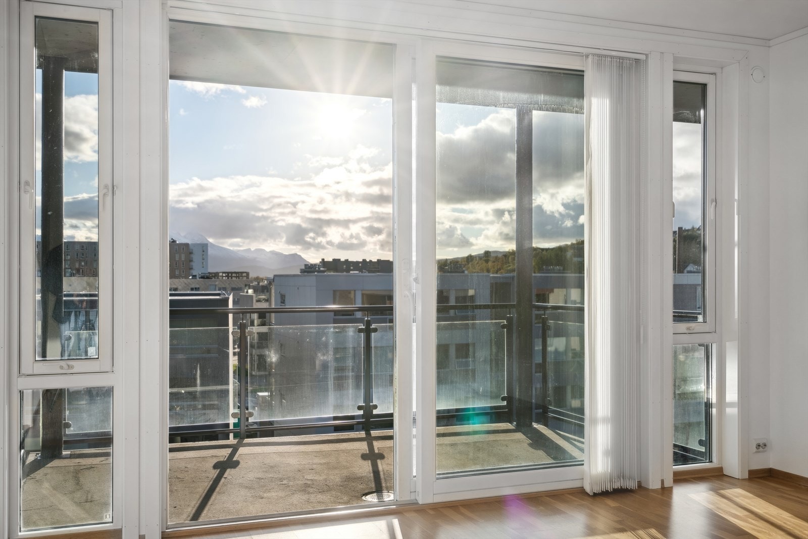 Fra stuen er det utgang til herlig balkong med sol fra tidlig formiddag til tidlig kveld. Galleribilde