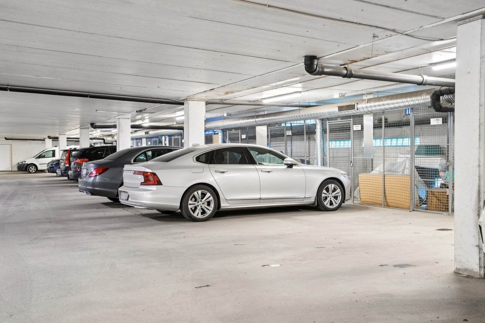 Parkering i garasje med heis opp gjør at denne leiligheten passer for folk i alle aldre! Galleribilde