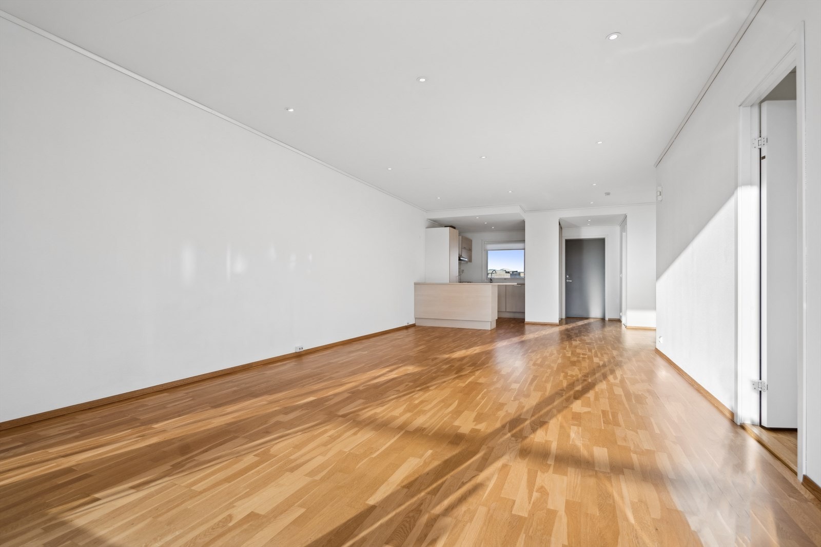 Det er åpen løsning mellom stue og kjøkken. Galleribilde