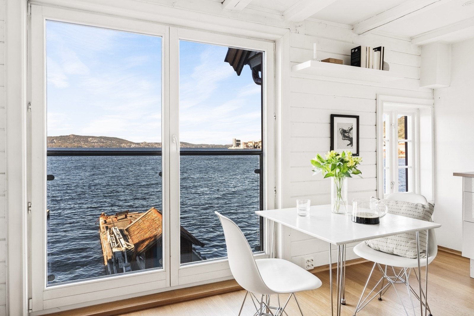 Fra stuen kan du åpne dørene ut til din private balkong med utsikt over mot Askøy. Galleribilde