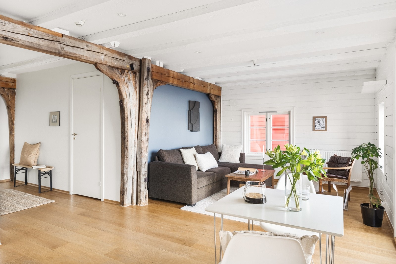 Rommet er lett å møblere med sofa sone og en kjøkken sone. Galleribilde