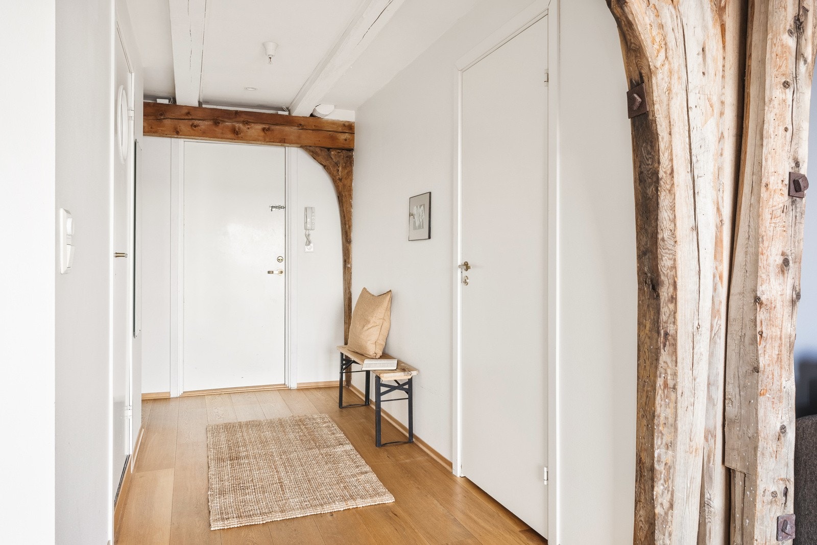 Velkommen inn! Det første du møter er entreen, med plass til å henge fra seg yttertøy og sko. Galleribilde