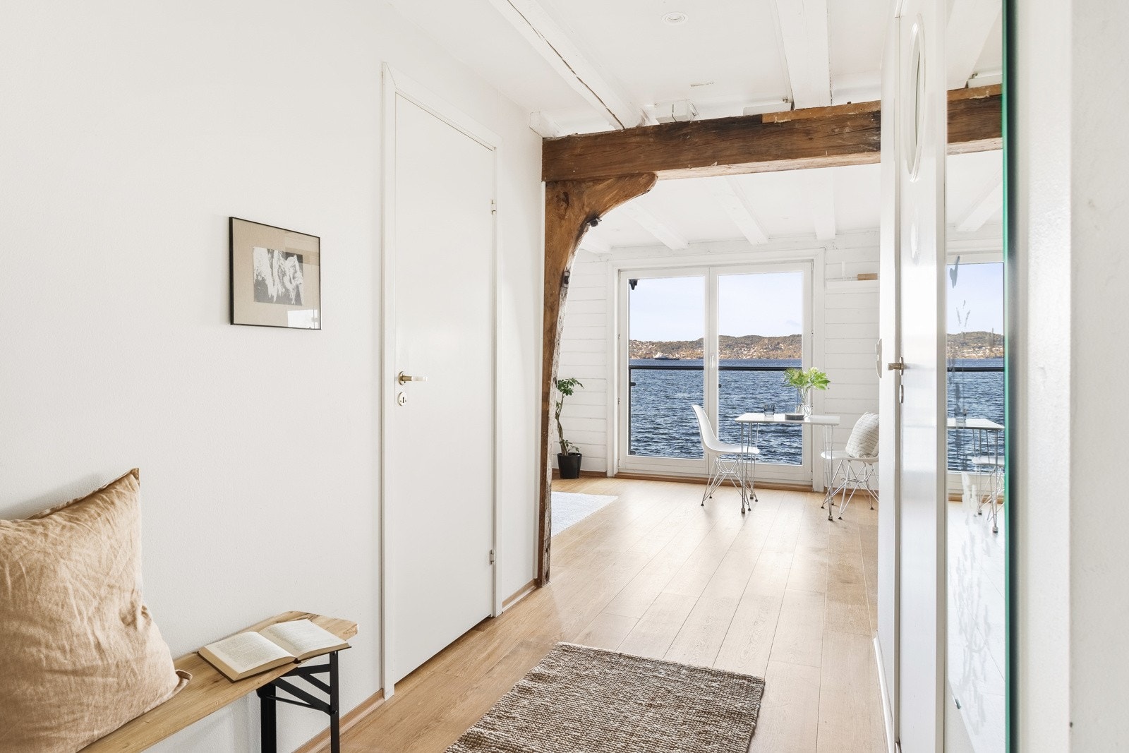 Den måler 6,5 kvm og har en flott 1-stavs parkett på gulv som er gjennomgående for leiligheten, foruten bad. Det er fine detaljer med originale trebjelker i taket. Galleribilde