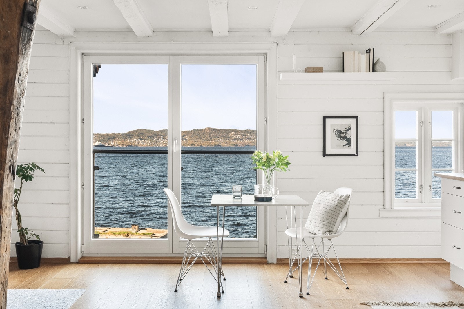 Stuen har et sjarmerende utseende med malt tømmer på veggene kombinert med de mørke takbjelkene. Galleribilde