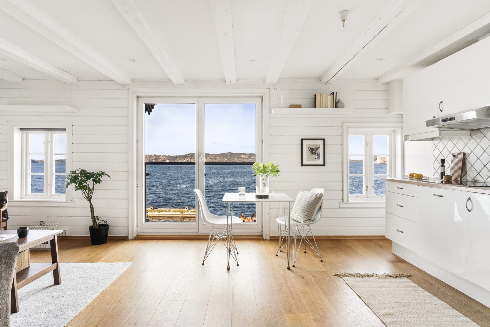 Vi beveger oss videre inn i den lyse og åpne stue/kjøkken løsningen på 22,1 kvm. Galleribilde