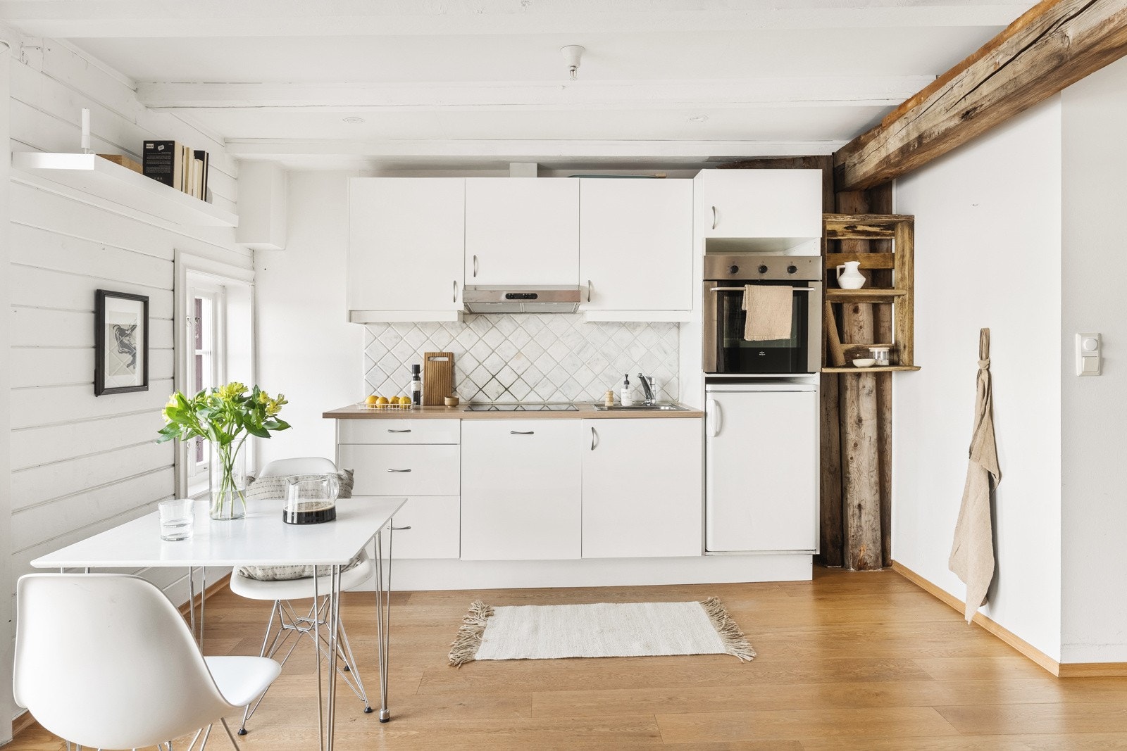 Kjøkkenet har et moderne design med med slette høyglans fronter, slitesterk laminat benkeplate og nedfelt vask av stål. Galleribilde