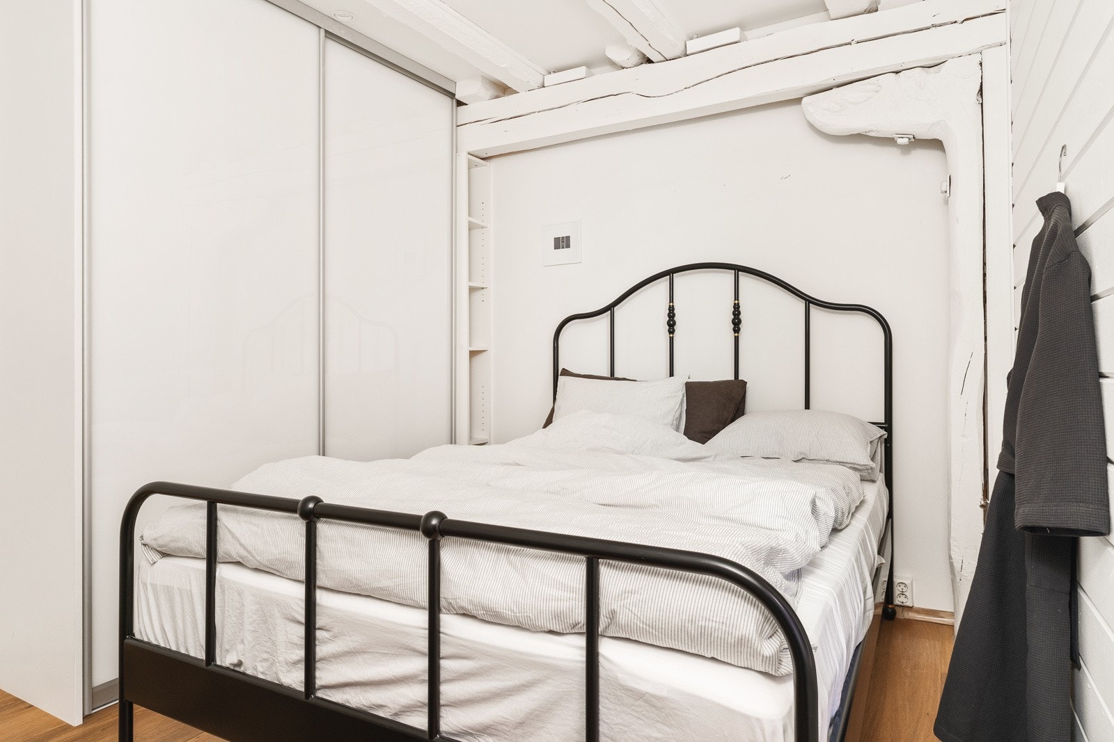 Her er det mulig å innrede med dobbeltseng, nattbord og en skyvedørsgarderobe til oppbevaring. Galleribilde