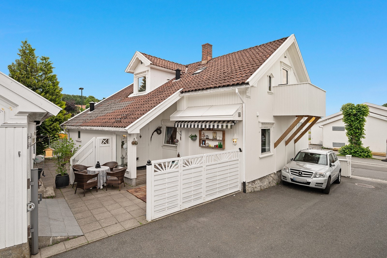 Velkommen til Halsegata 40!
Innholdsrik enebolig meget attraktivt beliggende i et av Larviks mest populære områder på Østre Halsen. Boligen er innredet som 2 leiligheter. Arealene opp er nylig omsøkt. Oppgradert. Dobbel garasje.
Velkommen på visning! Galleribilde