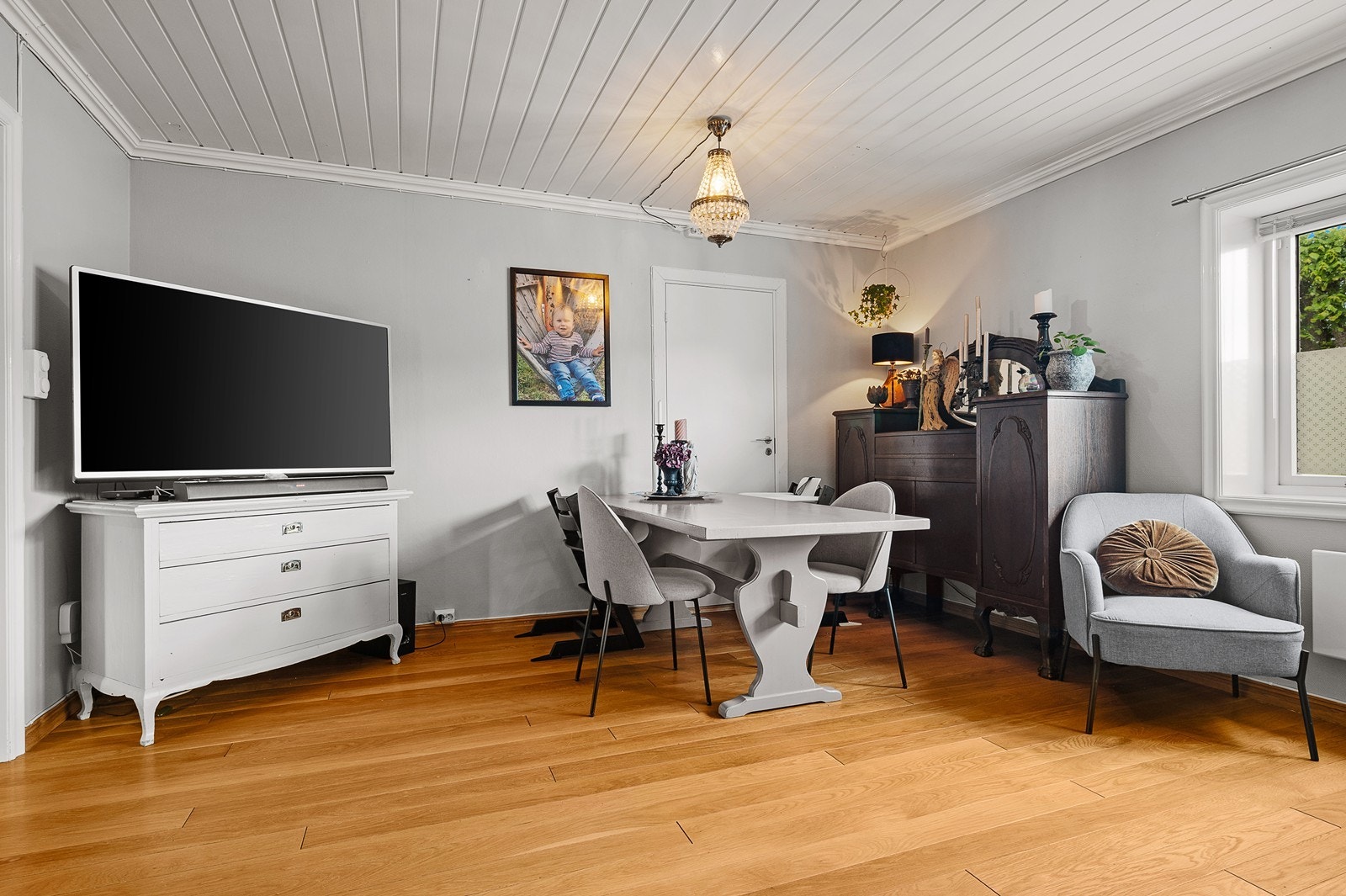 Stuen i 1. Etg. gir mulighet for hyggelige middager. Galleribilde