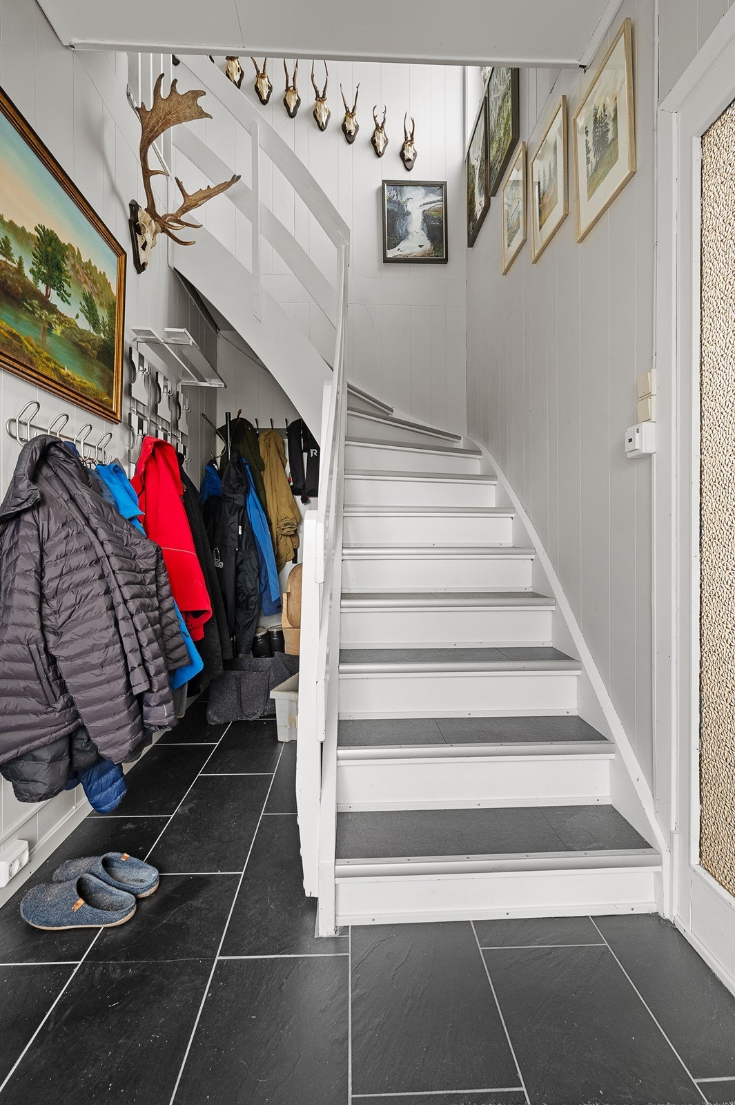 Hybelen i 2 etg har egen inngang, og dør inn til stua i 1 etg. Galleribilde