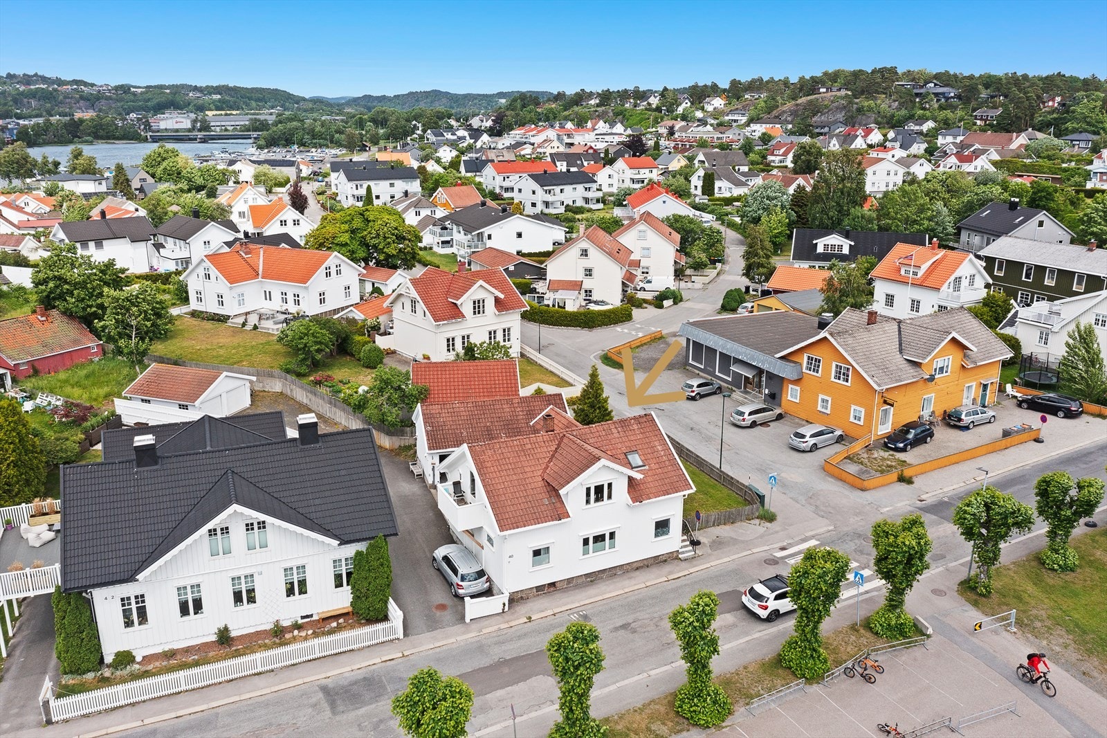 Fin og koselig eiendom med enebolig, uthus og dobbel garasje som du ser til venstre i bakkant. Galleribilde
