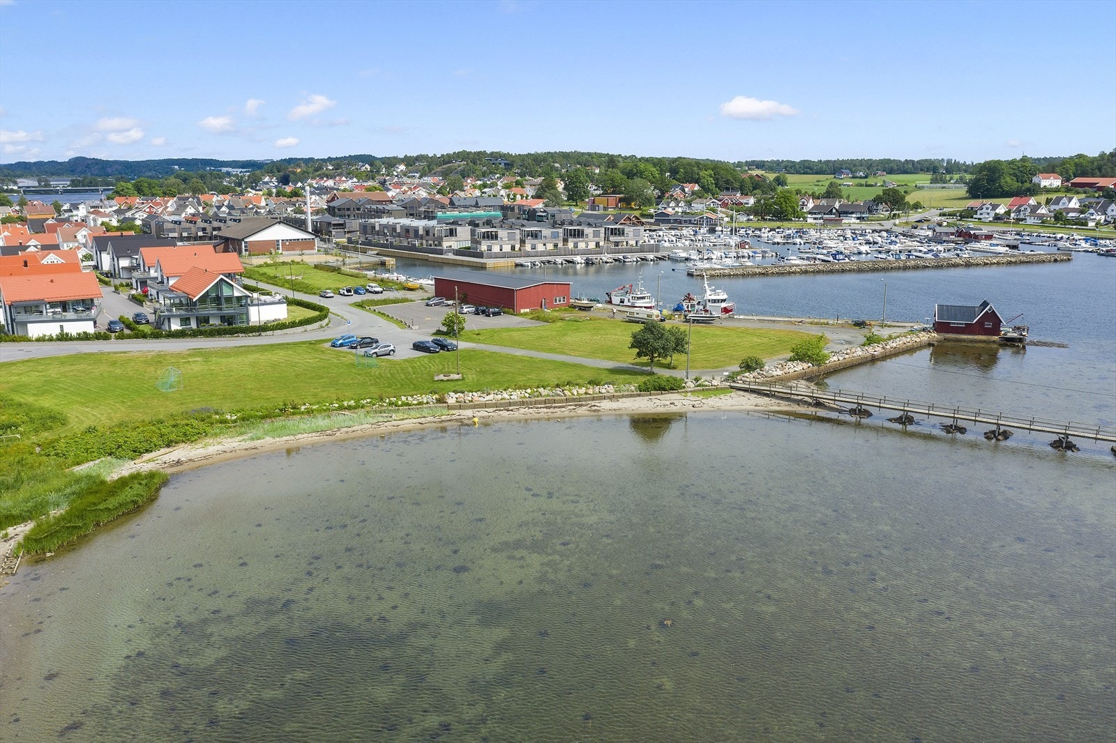 Her kan du gå over vannet og ut på Oterøya Galleribilde