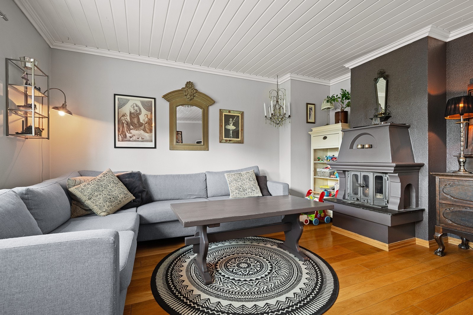 Stuen i 1. etasje har peis med innsats. Galleribilde
