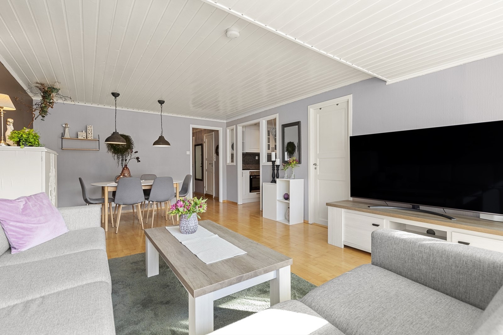 God plass til en stor hjørnesofa med tilhørende møblement. Galleribilde