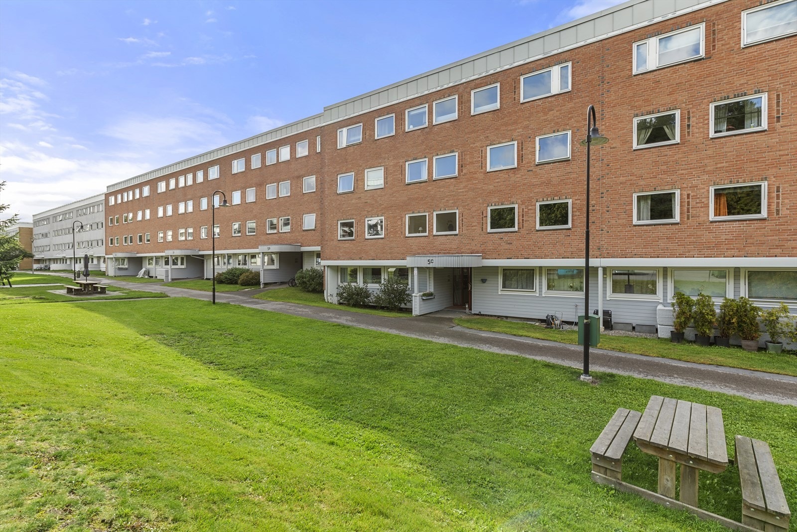 Leiligheten ligger i et etablert borettslag på Blystadlia med kort vei til nærbutikk, skole, barnehage og bussholdeplass med hyppige avganger til Oslo. Galleribilde