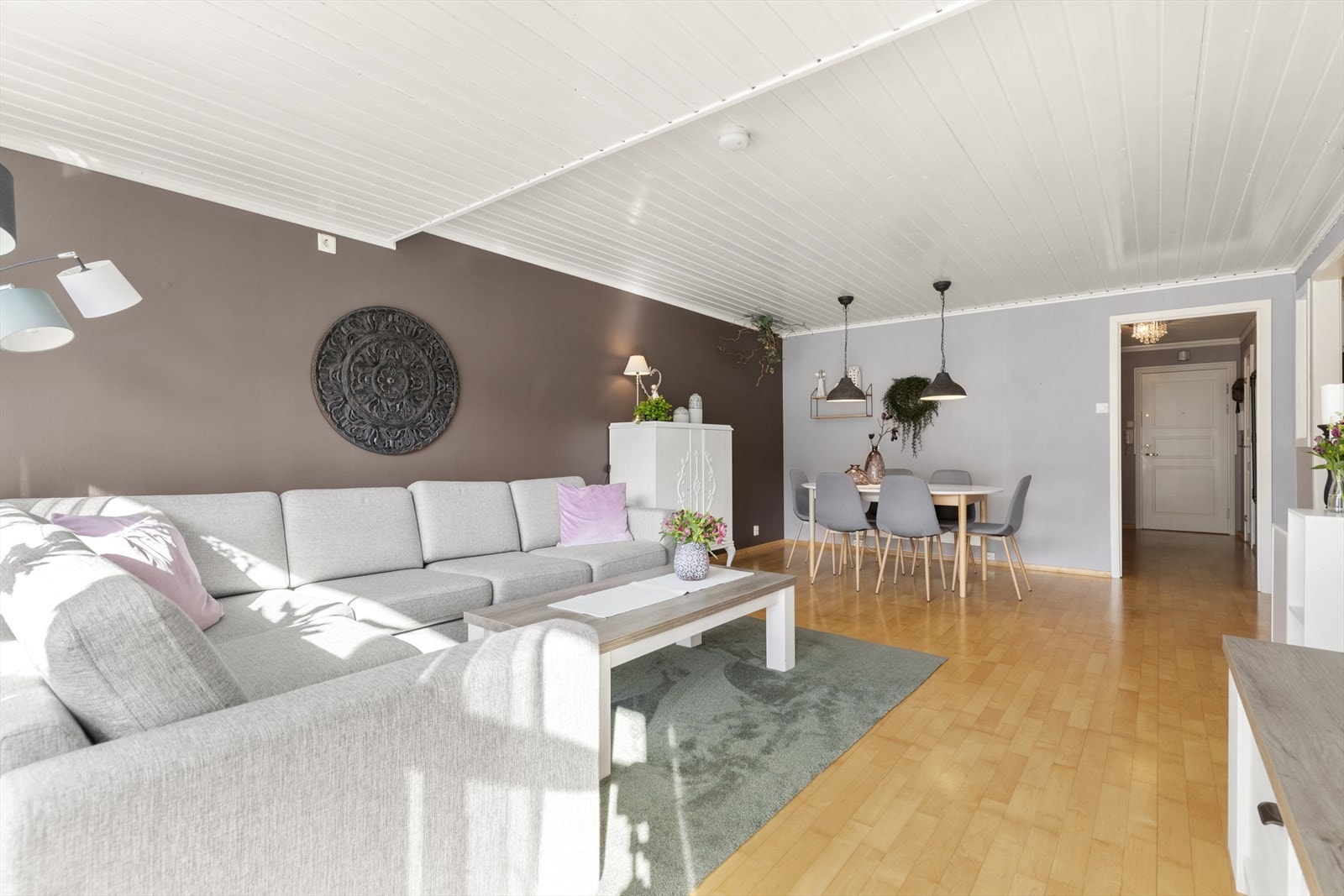 I stuen er det parkettgulv og malte overflater. Galleribilde