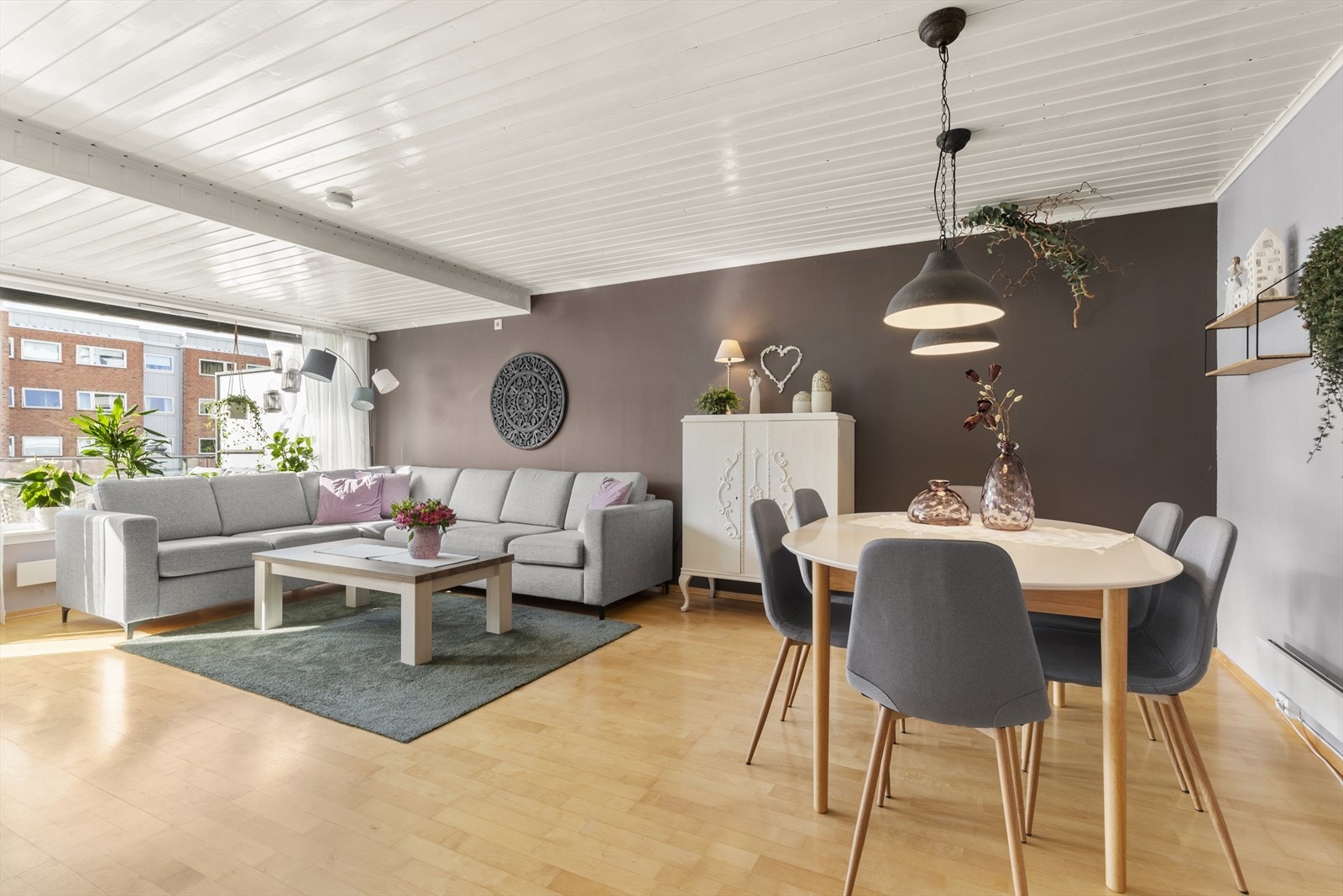 Leiligheten ligger i underetasjen fra inngangsparti siden, men vender utover som en høy 1.etasje ved terrassen. Galleribilde