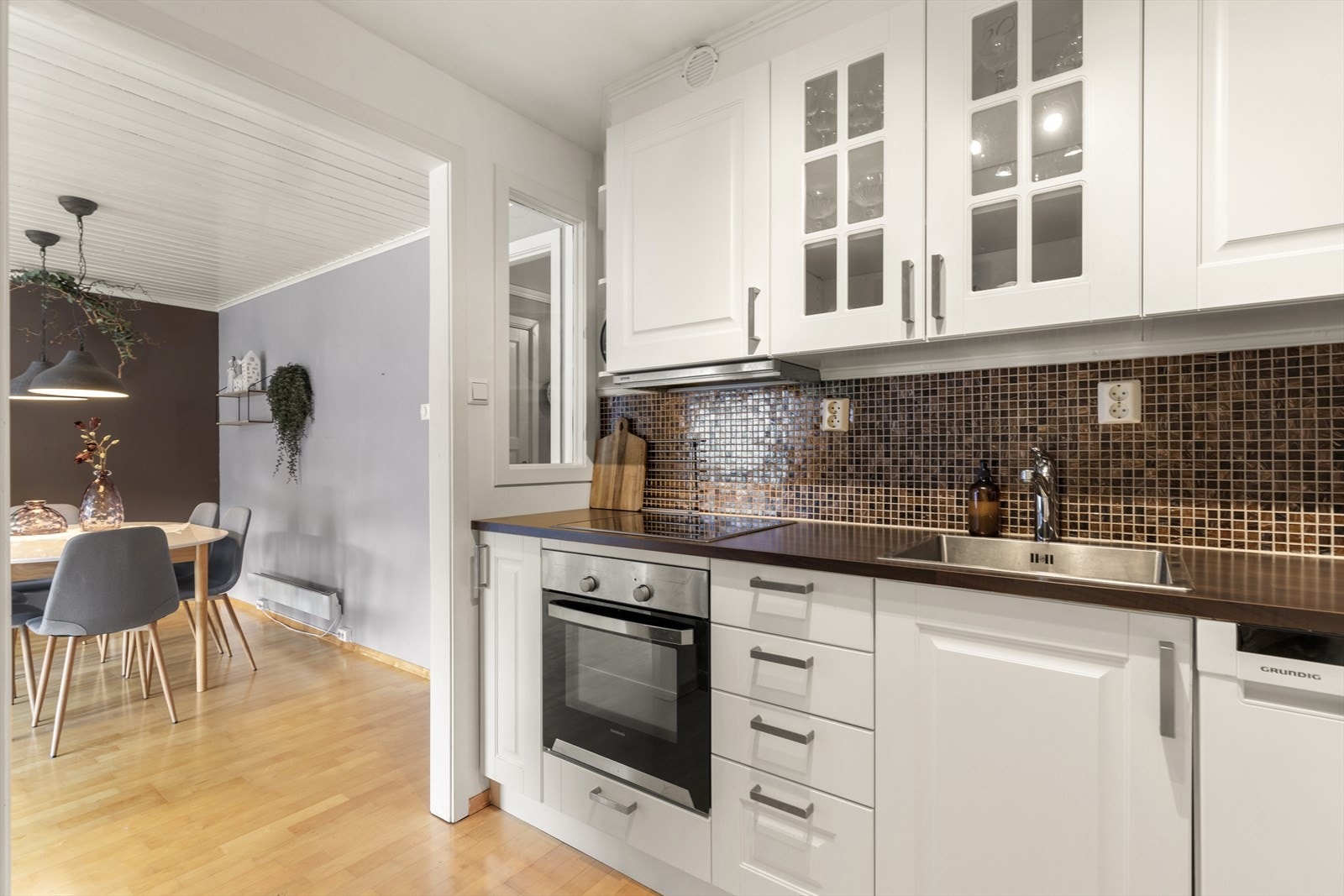 Det er kjøkkenventilator med kullfilter. Galleribilde