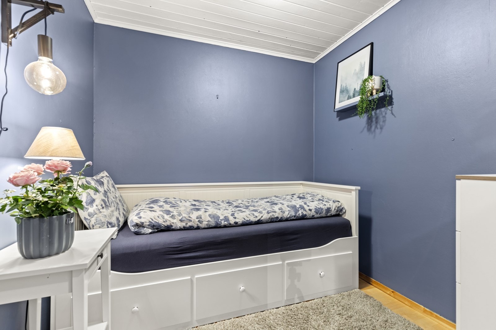 Bod som i dag er innredet som gjesterom. Rommet er ikke godkjent for varig oppholdsrom (ikke godkjent som soverom). Galleribilde