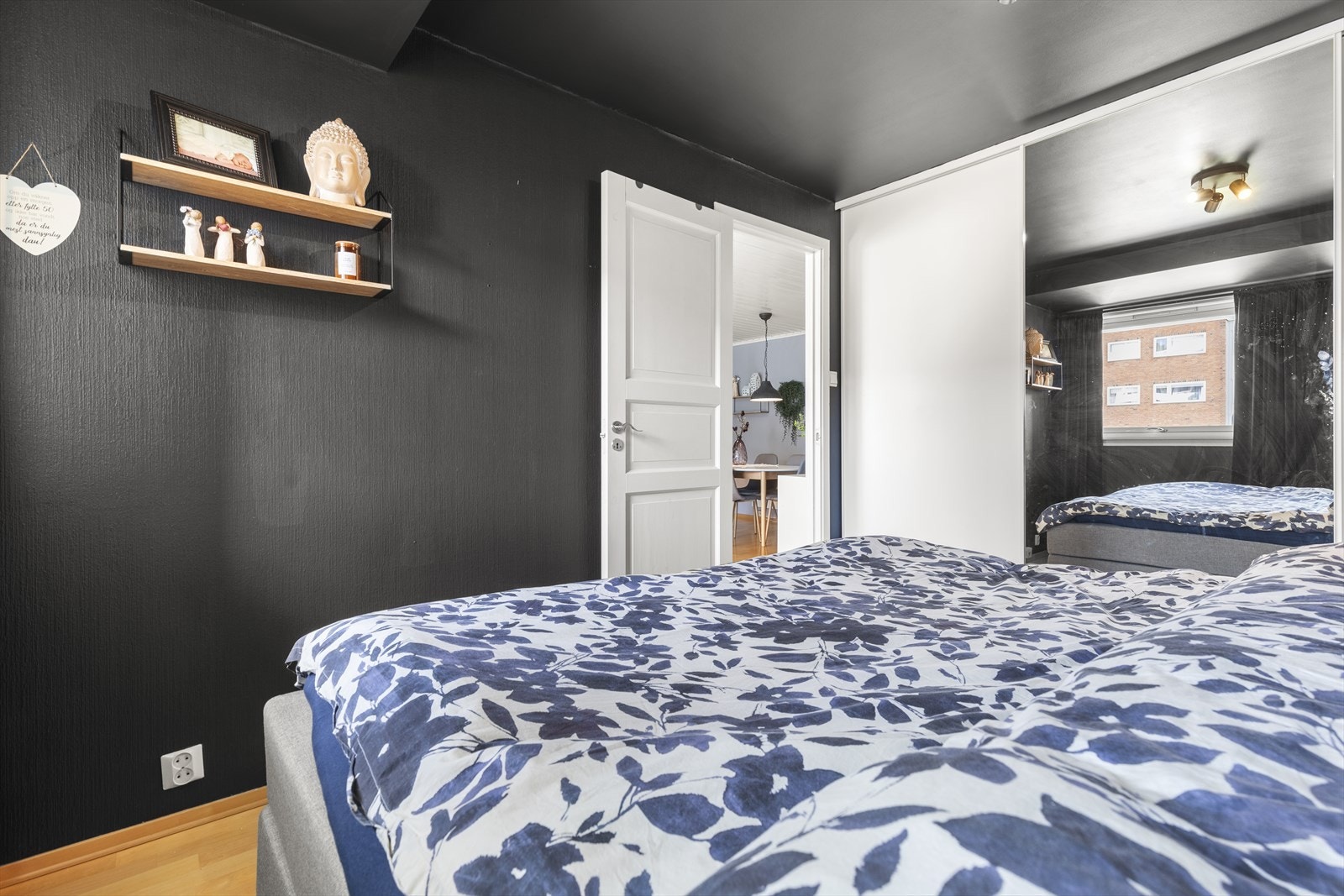 Hovedsoverommet er innredet med en stor skyvedørsgarderobe, perfekt for oppbevaring av klær. Galleribilde