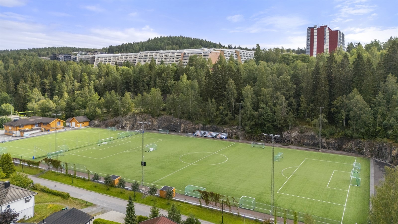 En svipptur fra leiligheten finner vi Sandbekken fotballbane. Galleribilde
