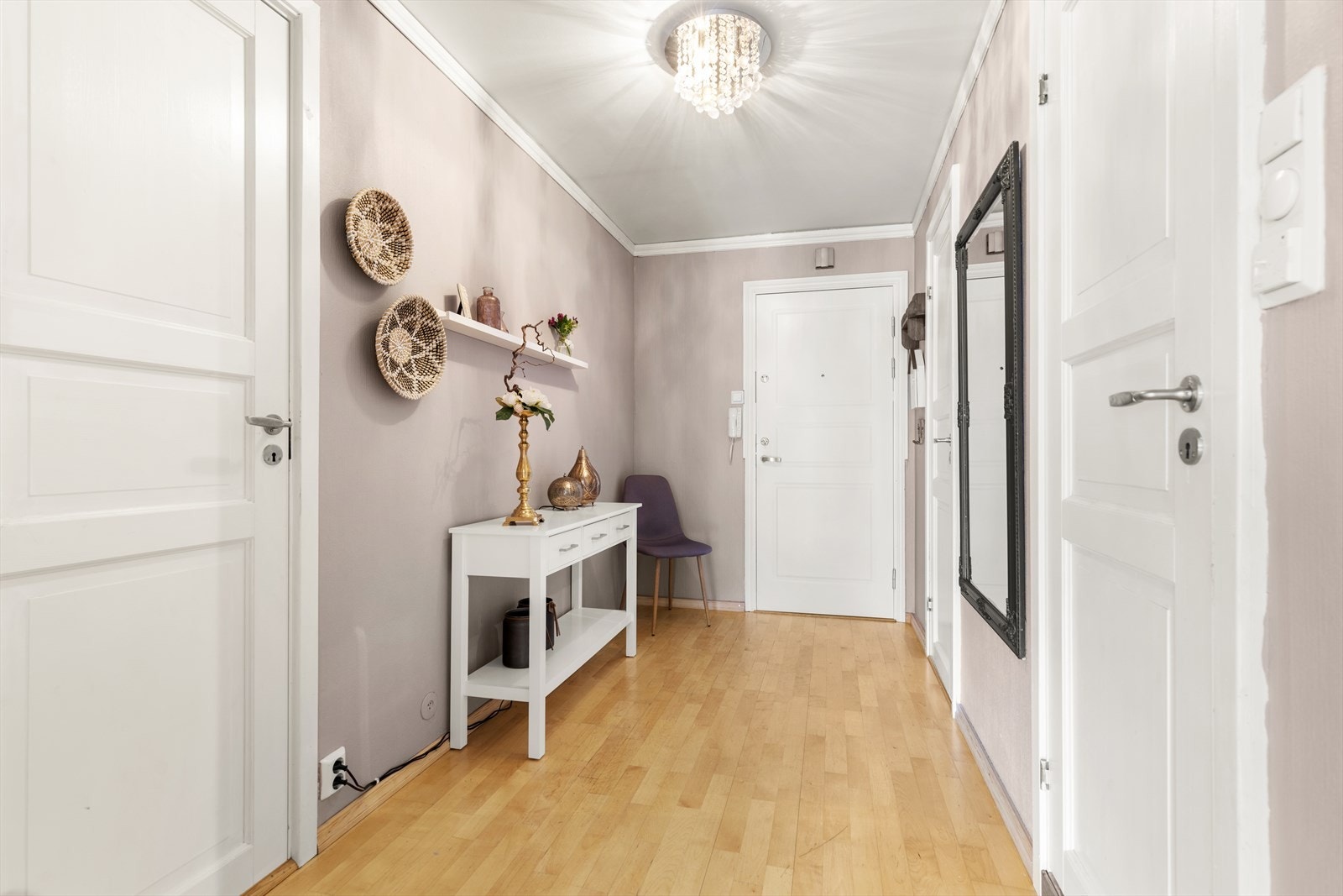 Leiligheten ligger i byggets underetasje, og har adkomst via felles trappeoppgang. Galleribilde