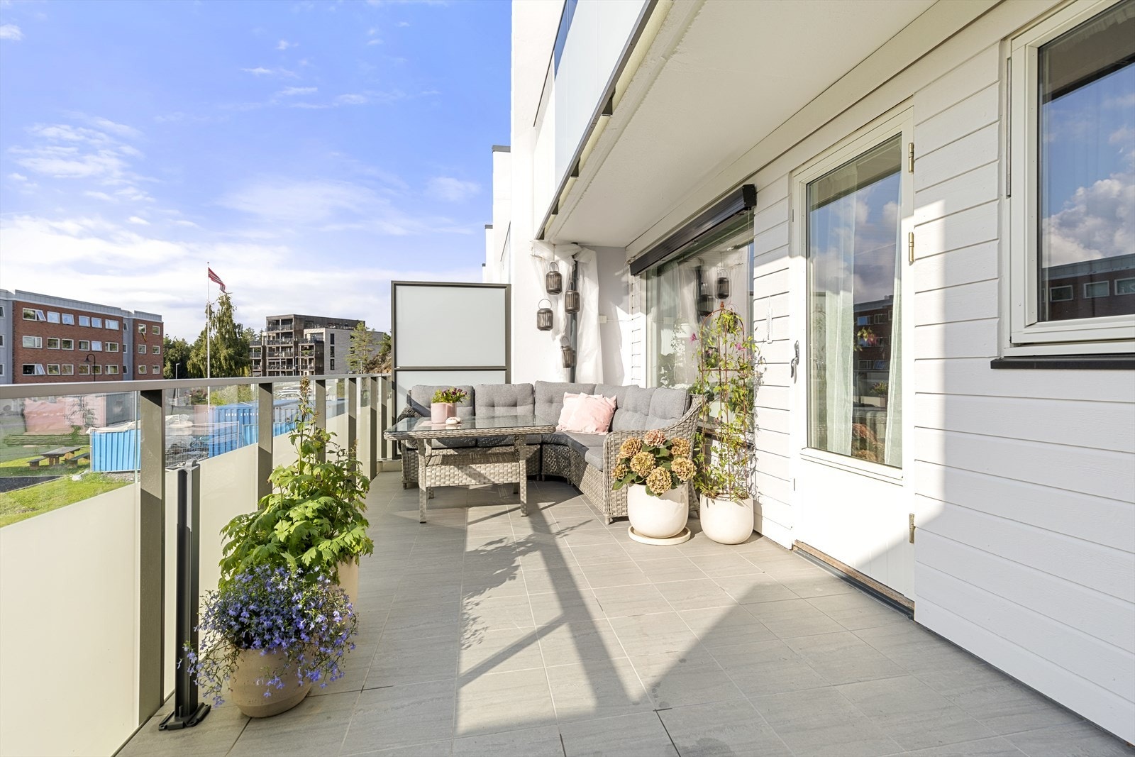 Terrassen har gode solforhold og god plass til en stor hjørnesofa. Galleribilde