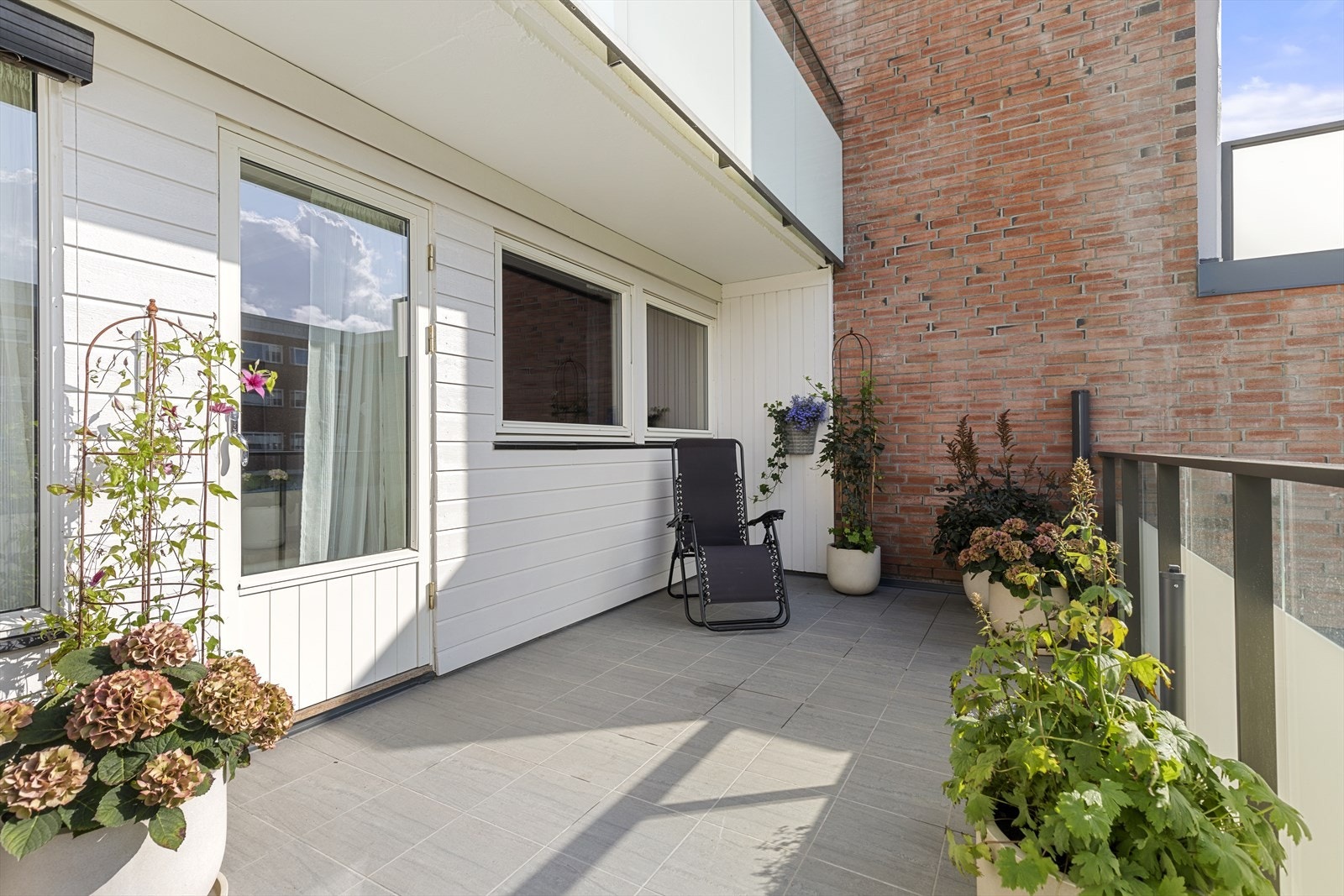 Stor terrasse på 18 kvm som nylig har blitt rehabilitert i regi av borettslaget. Galleribilde