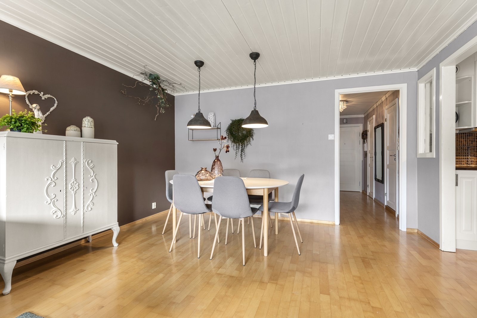 Videre er det god plass til en spisegruppe, perfekt hvis man får venner og familie på besøk. Galleribilde