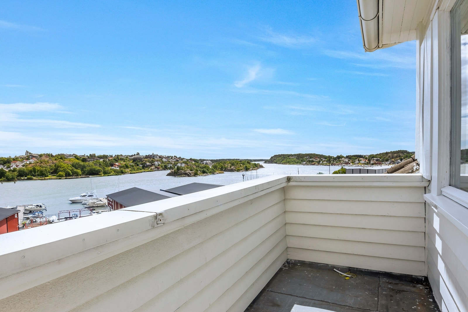 Balkongen er på ca. 3 kvm. og solfylt fra tidlig morgen. Galleribilde