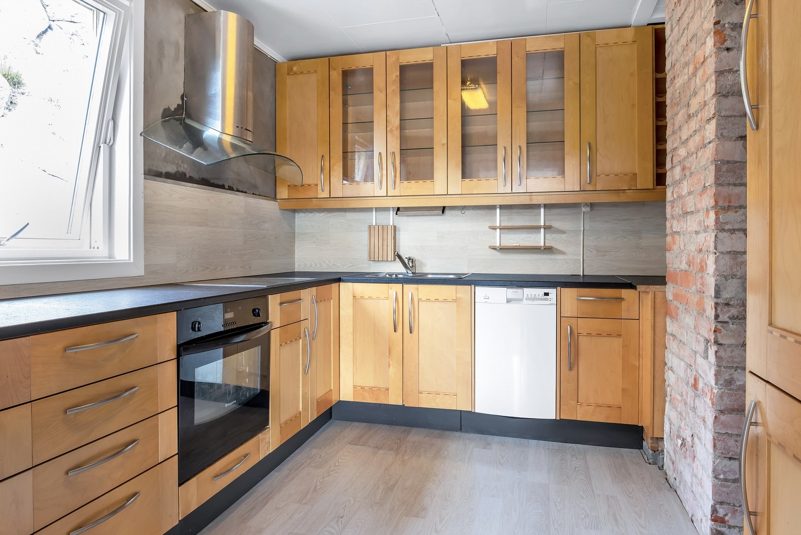 Kjøkkenets skapinnredning er av ukjent alder, men funksjonell og gitt TG 0/1. Galleribilde