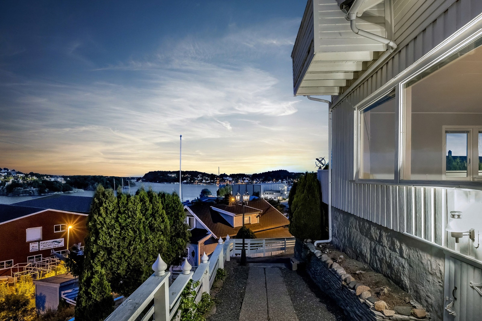 På vei til og fra biloppstillingsplassen får du følge av fin utsikt i flere retninger. Galleribilde