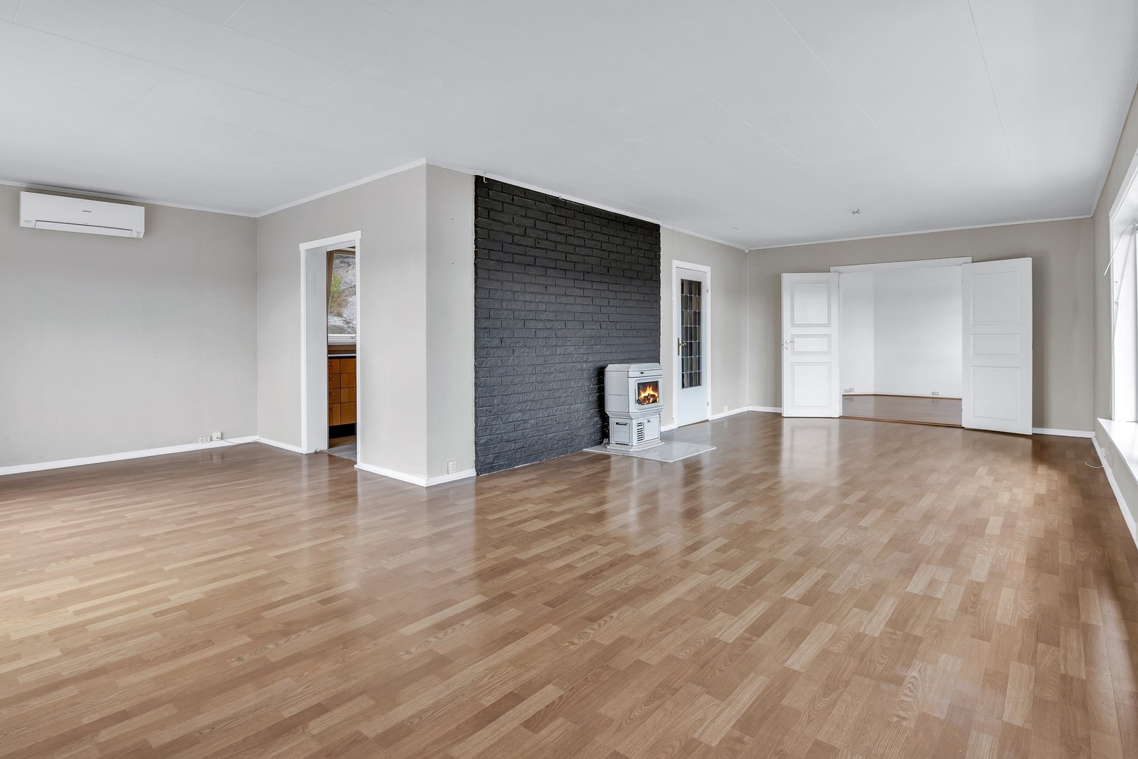 Stuen er utstyrt med både vedovn og en varmepumpe som ble installert i 2008. Galleribilde