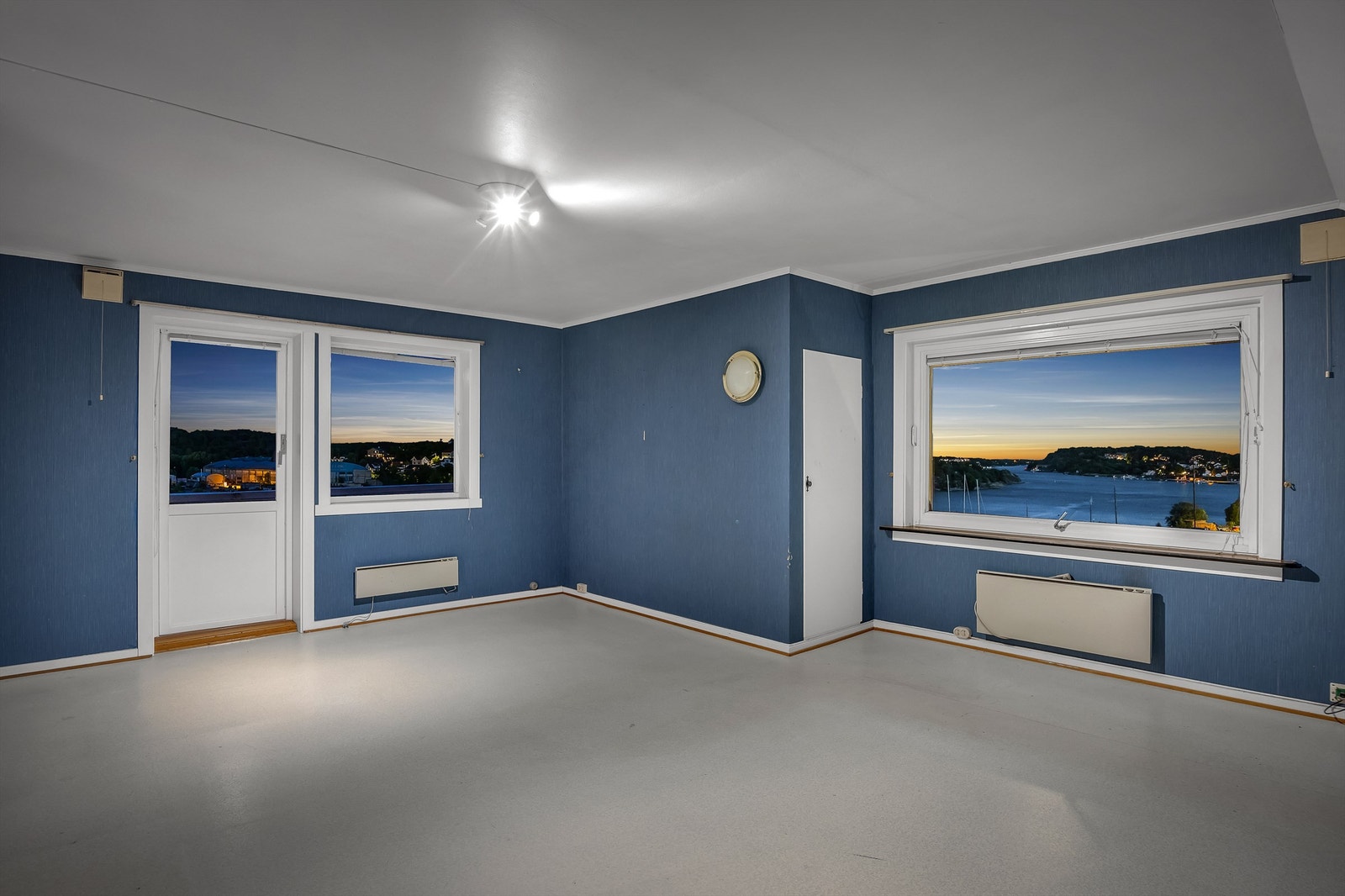 Balkongen er tilknyttet dette soverommet, som i likhet med stuen har flott utsikt i to retninger. Galleribilde