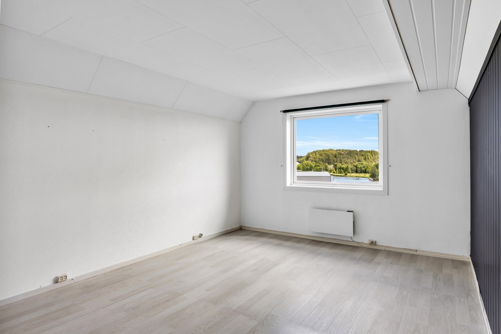 Som i første etasje er også enkelte rom i andre etasje uten godkjenning for varig opphold, deriblant dette rommet. Galleribilde