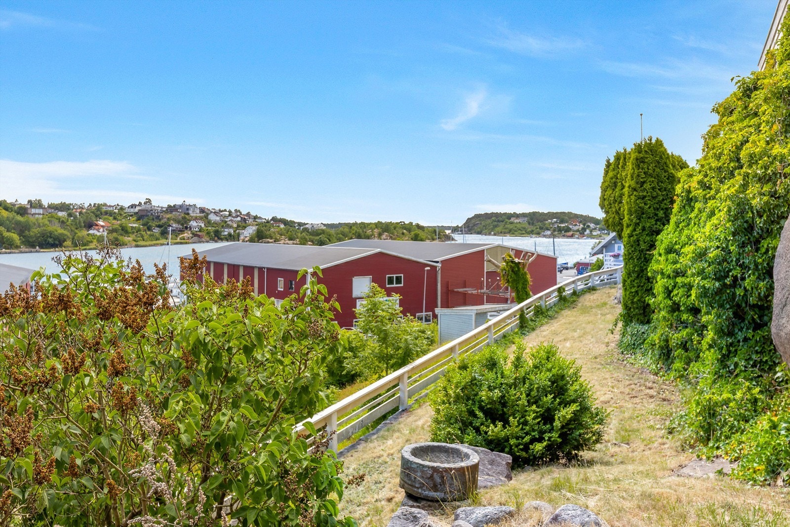 Tomtens terreng er til dels kupert, men opparbeidet med flere nivåer. Galleribilde