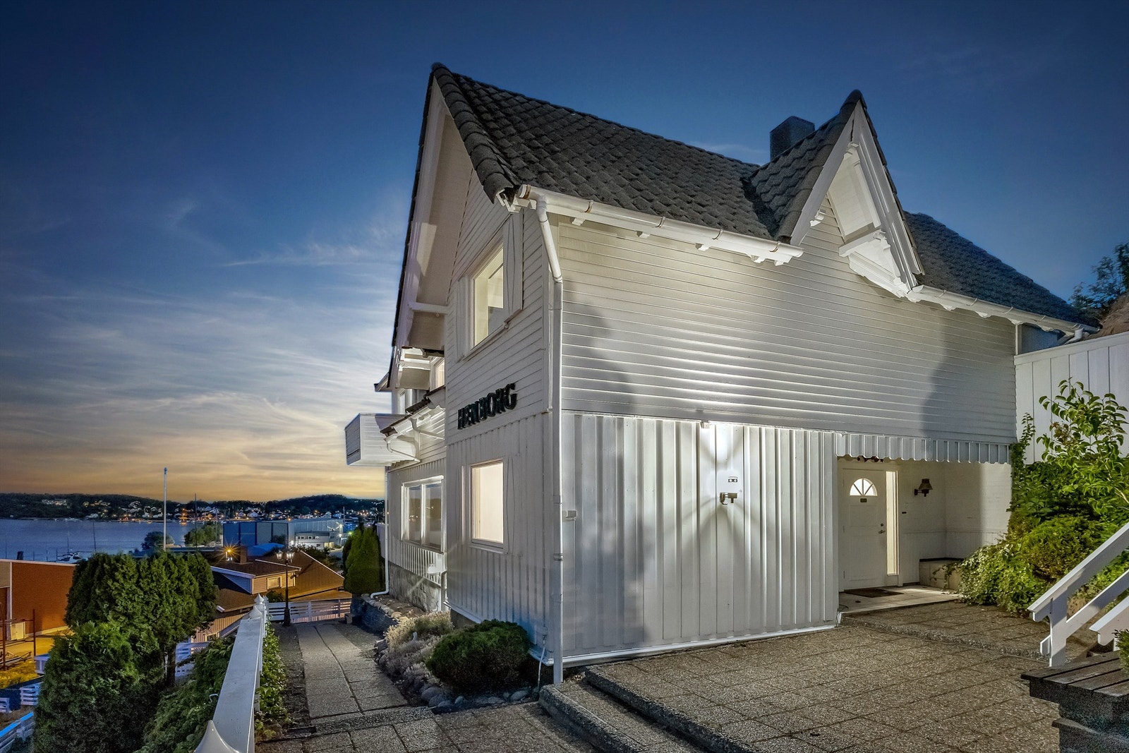 Omfangsrik beplantning gir utearealene et dekorativt uttrykk sommerstid. Galleribilde